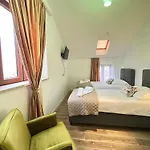 Boutique Malo - Old Town And Parking 3* טרוגיר