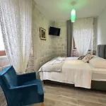 Boutique Malo - Old Town And Parking מלון טרוגיר