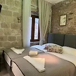 Boutique Malo - Old Town And Parking מלון