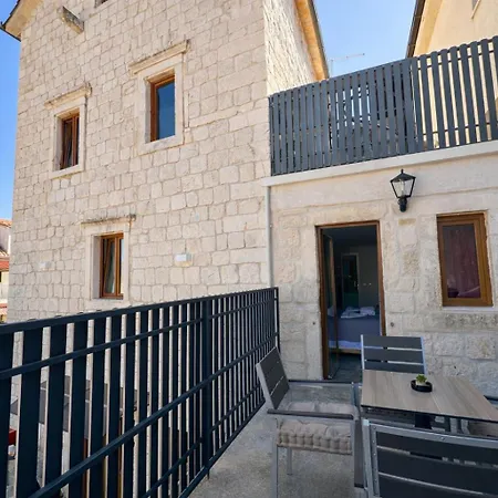Boutique Malo - Old Town And Parking 3* טרוגיר